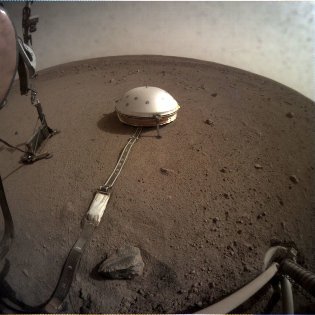 InSight встановив бур на поверхню Марса. Він пробурить п'ятиметрову свердловину в грунті.