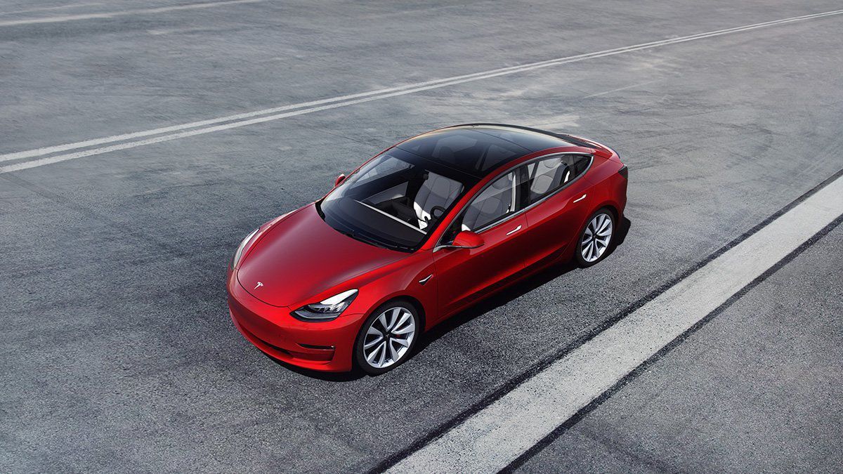Tesla Model 3: характеристика та особливості авто. Tesla Model 3 буквально декілька років тому викликала справжній фурор у світі електрокарів.
