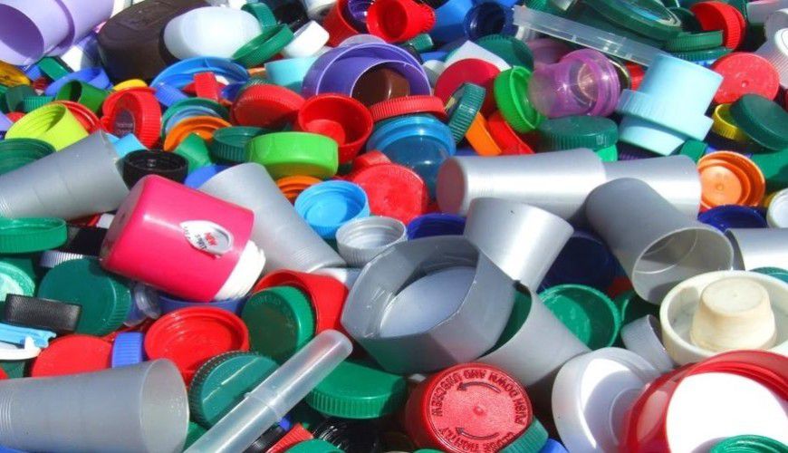 Вченими винайдений метод переробки пластику в паливо. Американські вчені з Університету Пердью розробили новий метод перетворення пластику, який передбачає отримання чистого палива, полімерів і мономерів.