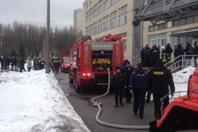 У Києві спалахнула пожежа в НАУ: постраждалих немає. В одному з корпусів Національного авіаційного університету сталася пожежа на території цокольного поверху.