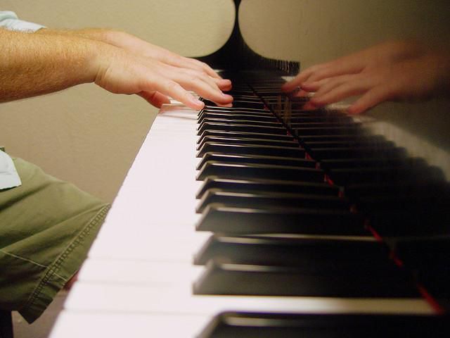 Після струсу мозку американець-невдаха став віртуозним музикантом. Далекий від музики, чоловік 13 років тому прокинувся музичним генієм.