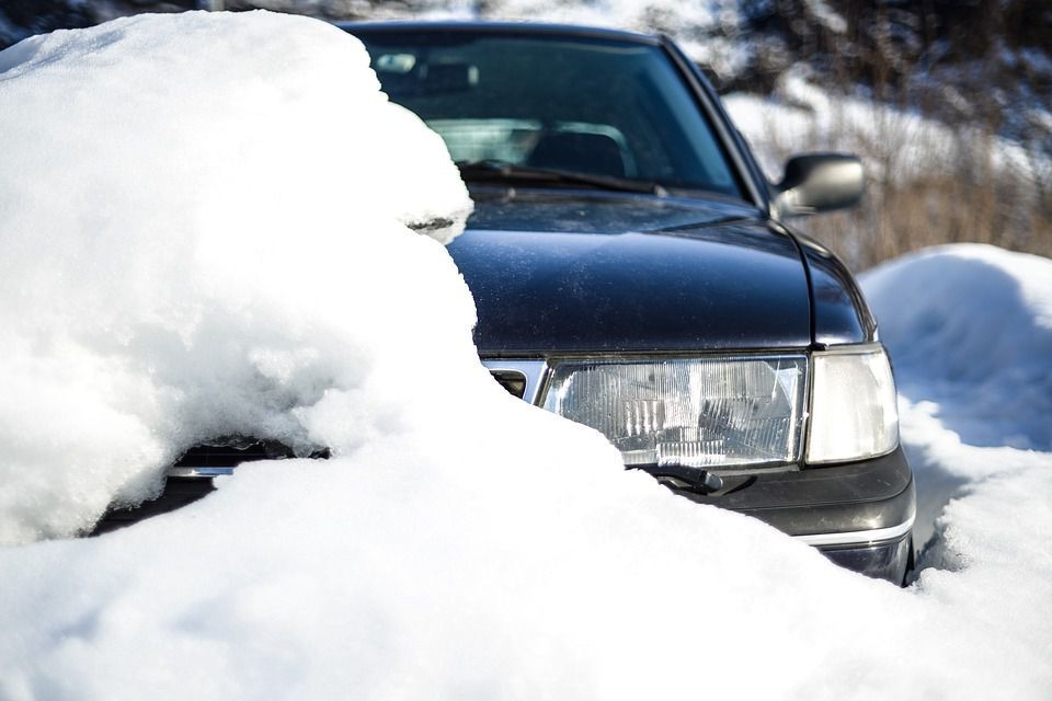Ось чому ви не повинні розігрівати свій автомобіль взимку. Давня звичка розігрівати Ваш автомобіль взимку, перш ніж від'їхати, може завдати більше шкоди, ніж користі. Подивіться, чому розігрів автомобіля може бути шкідливим.