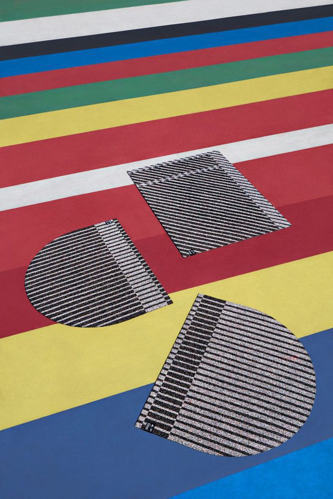 Adidas переробили старі непотрібні кросівки у килимки. Серія килимків, яку випускає Симона Пост, називається Stripped Down Stripes.