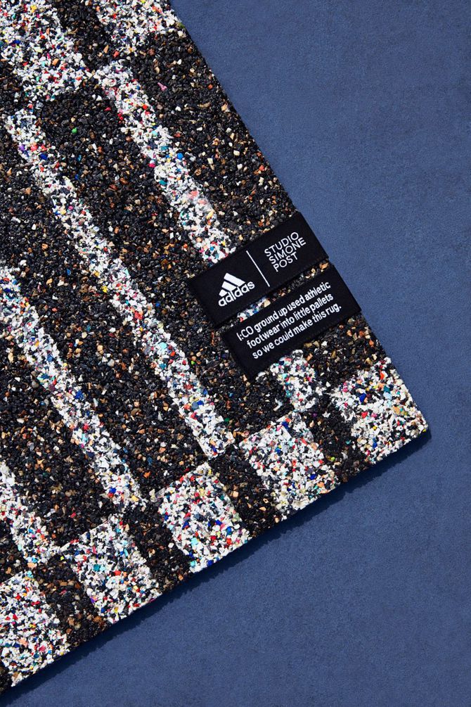 Adidas переробили старі непотрібні кросівки у килимки. Серія килимків, яку випускає Симона Пост, називається Stripped Down Stripes.