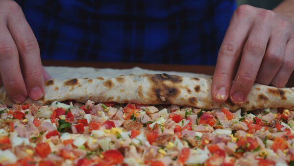 Піца-рулет з лаваша - відмінний варіант для перекусу. Якісна і смачна страва - гарантія гарного настрою.