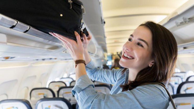 З березня змінюються умови провезення ручної поклажі і багажу в зарубіжних авіакомпаніях. Всі пасажири з 31 березня зможуть брати на борт тільки одну невелику сумку.