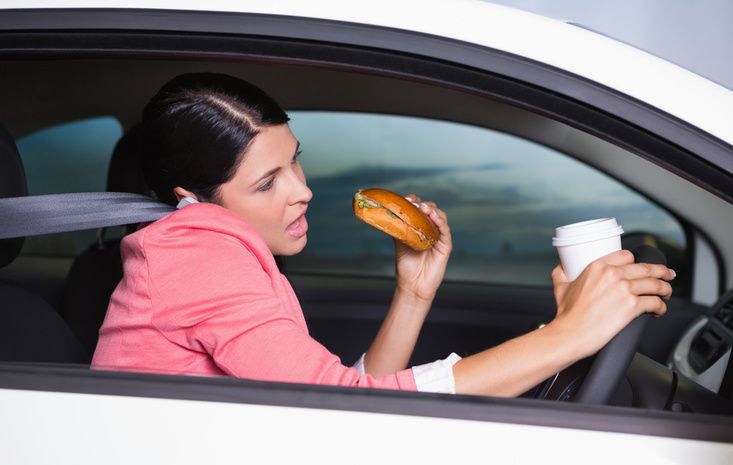 12 речей, які Ви зазвичай робите у Вашому автомобілі. Але Вам варто припинити робити це. Напевне ви відчуваєте провину хоча б через одну з цих речей.