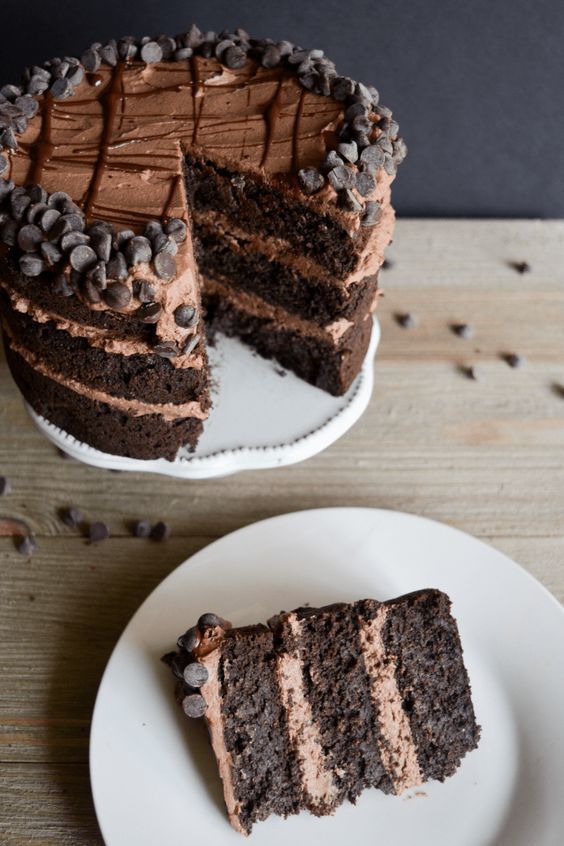 Шоколадний королівський торт: рецепт. Смачний торт, який складається з дуже простих інгредієнтів, а випікається дуже швидко.