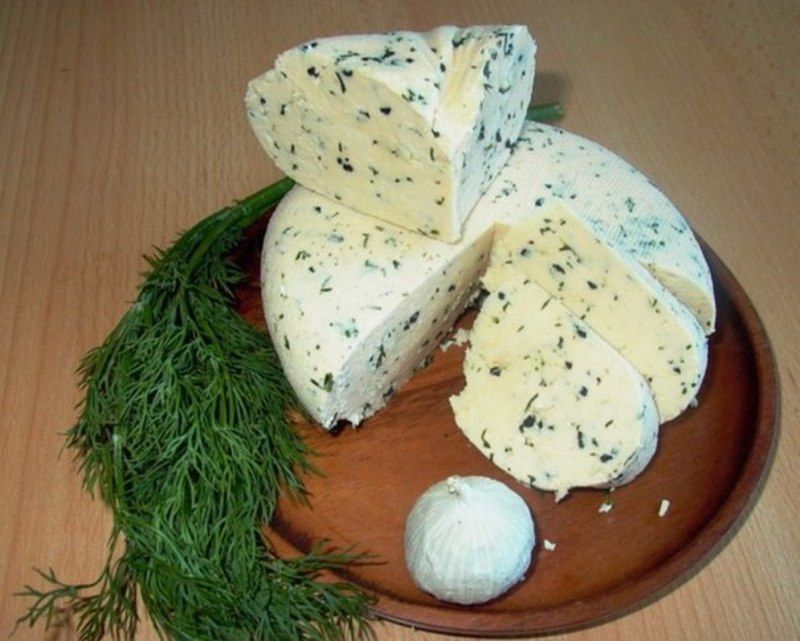 Запашний і смачний домашній сир з зеленню