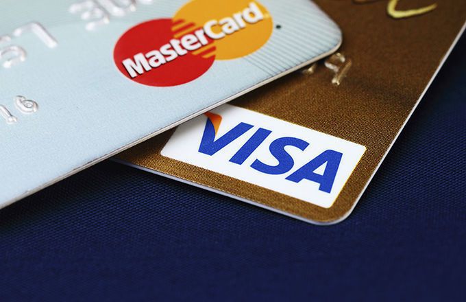 Visa і MasterCard підвищують тарифи для українських банків. Найбільші в Україні карткові платіжні системи піднімуть плату для українських фінустанов на третину, але клієнти не повинні цього відчути.
