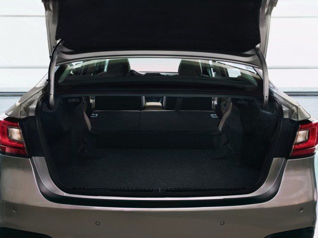 Subaru презентувала седан Legacy сьомого покоління. Модель побудована на глобальній модульній платформі.
