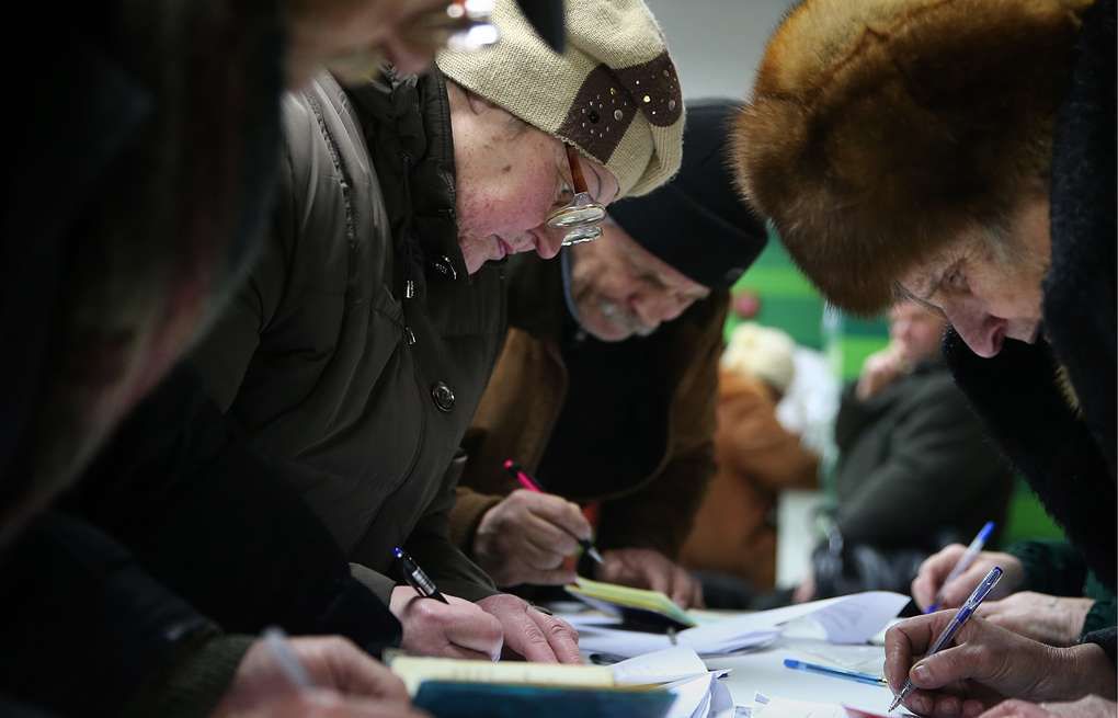 Україна висунула умови жителям Донбасу щодо виплат їхніх пенсій. Аналітики стверджують, що для отримання і збереження пенсій жителям ОРДіЛО доведеться ставати переселенцями.