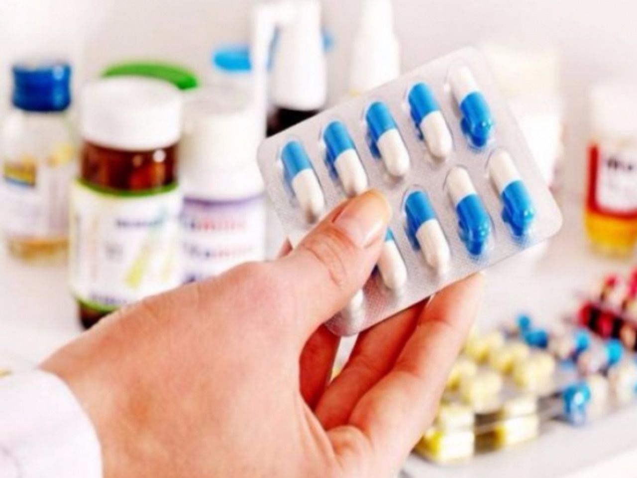 За останній місяць в Україні знову подорожчали ліки. Ціни на лікарські засоби в Україні зросли в середньому на 1,7%.