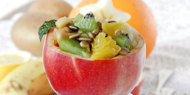 Оригінальний фруктовий салат у яблуці — здивуйте близьких. Подача фруктів в яблуці особливо сподобається дітям.