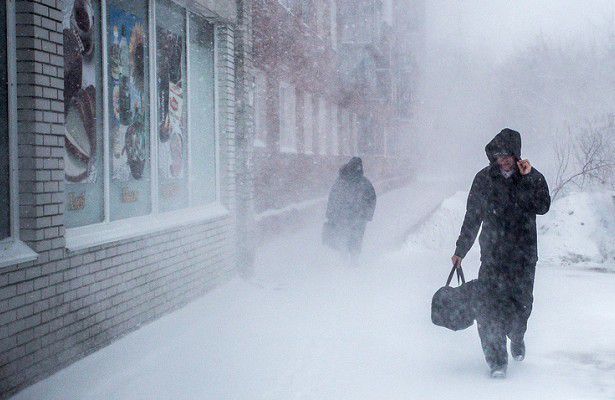 У найближчу добу до України знову прийде похолодання зі снігом. В більшості областей очікується погода з опадами і поривчастим вітром.