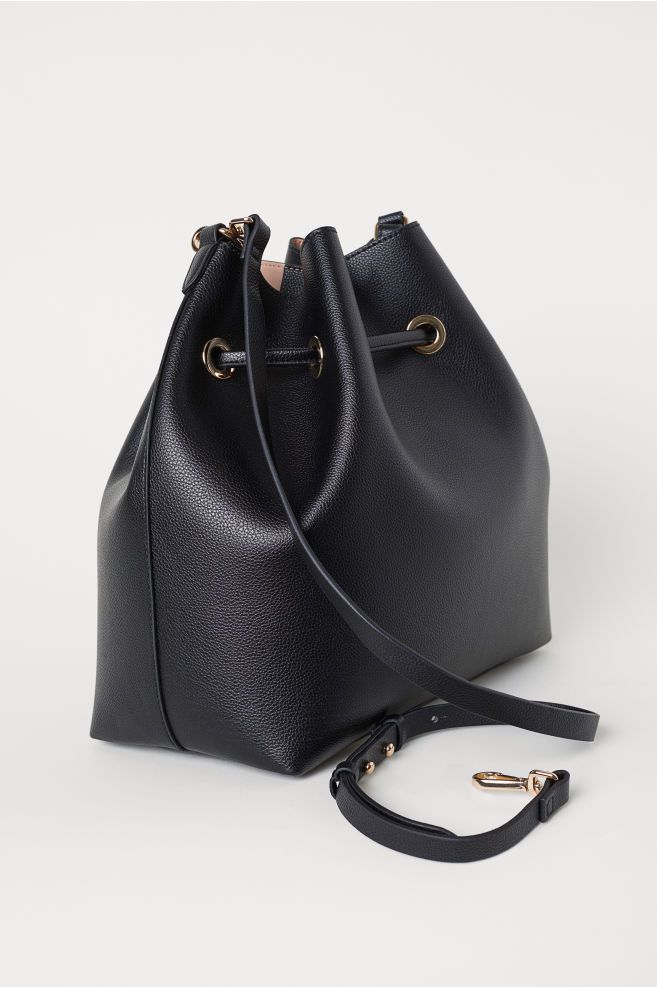 5 модних сумок, які будуть в тренді весь 2019 рік. Дамська сумочка є одним з найбільш необхідних аксесуарів, без якого жодна жінка не вийде «у світ».