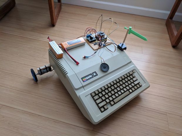 Перший комп'ютер Apple IIe перетворили у робота. Він працює під управлінням алгоритму, написаного на Apple BASIC.