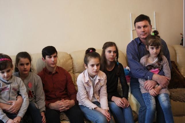 Депортувати багатодітну українську родину з Польщі, бо «не ходять до сусідів на каву». Польські чиновники вважають, що українці недостатньо асимілювалися в країні.