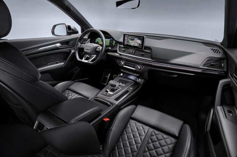 Audi SQ5 отримала дизельну версію. Модель оснащена 3,0-літровим V6 TDI з м'якою гібридною системою і електричним турбонаддувом (EPC).