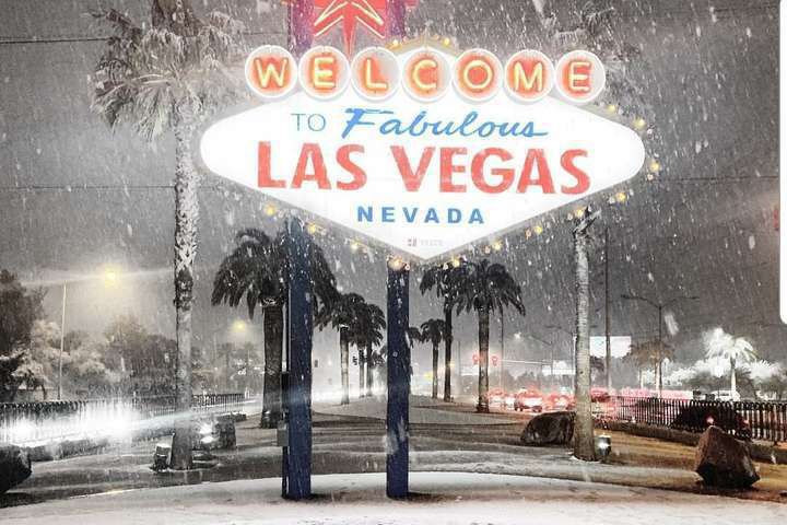 Лас-Вегас перетворився на снігову казку: школярів відправили на канікули. Вперше за 10 років у Лас-Вегасі випав сніг.
