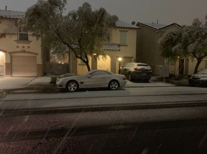 Лас-Вегас перетворився на снігову казку: школярів відправили на канікули. Вперше за 10 років у Лас-Вегасі випав сніг.