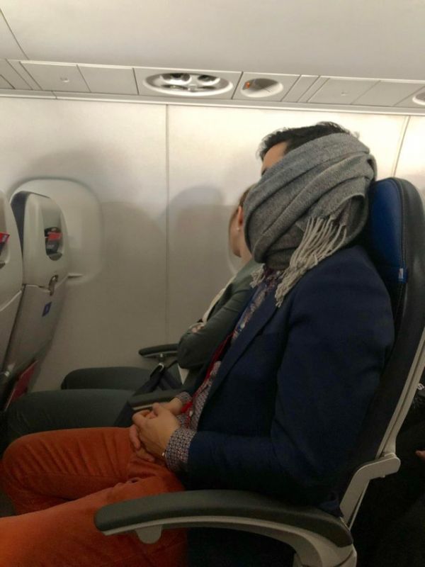 Чоловіка бентежило його хропіння в літаку, і він придумав, як це зупинити. Та так, що за нього почали хвилюватися. Пасажир намотав на голову шарф, щоб не турбувати пасажирів своїм гучним хропінням.