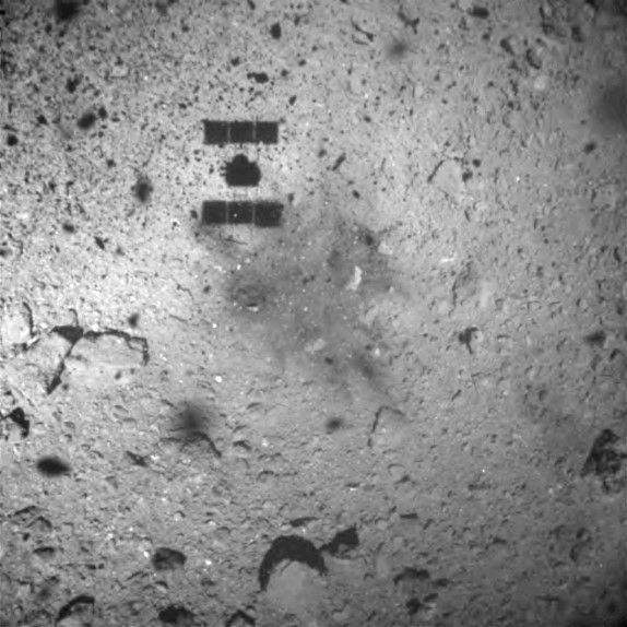 «Хаябуса-2» надіслала перше фото ґрунту з астероїда Рюгу. Збір ґрунту - основне завдання місії.