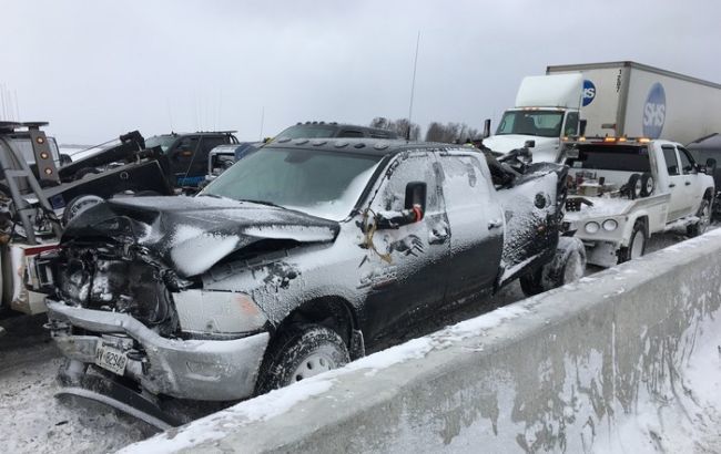 У Канаді зіткнулися одразу 70 автомобілів. Така масова аварія сталася через снігопад та ожеледицю, а також нульову видимість через погоду.