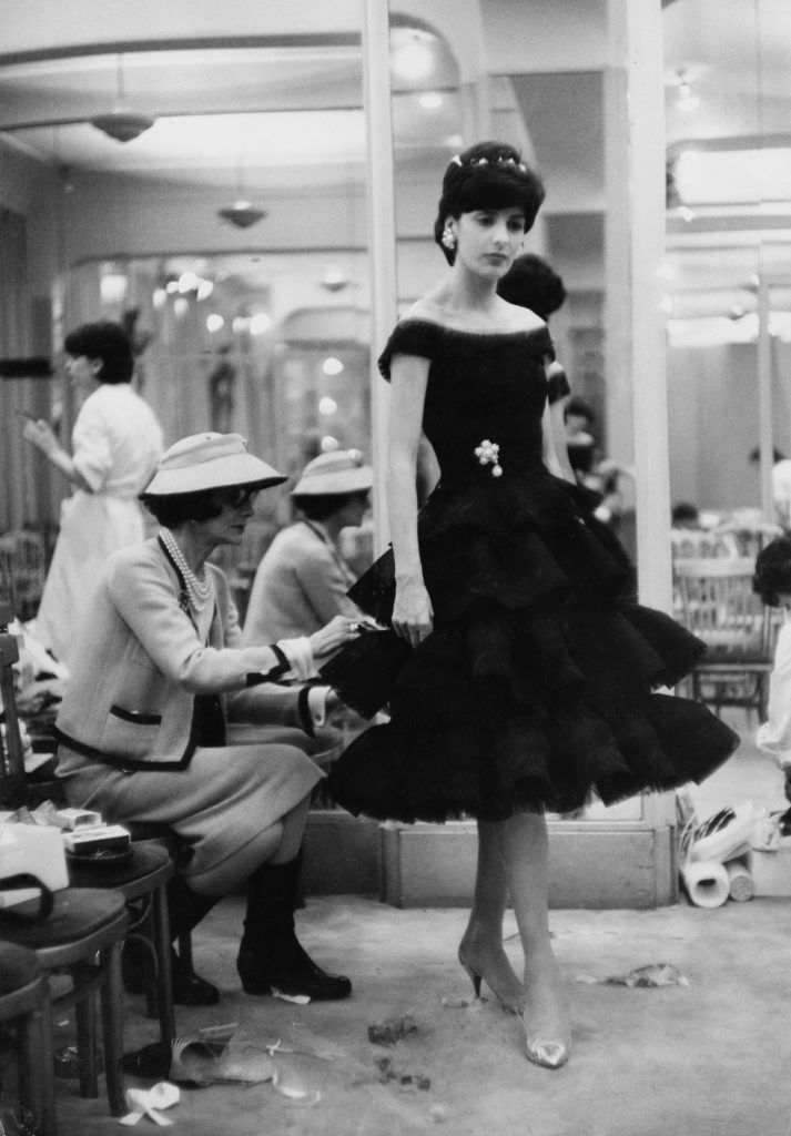 Винаходи Коко Шанель, які назавжди перевернули історію моди. Саме їй зобов'язані жінки можливістю носити короткі стрижки і штани.