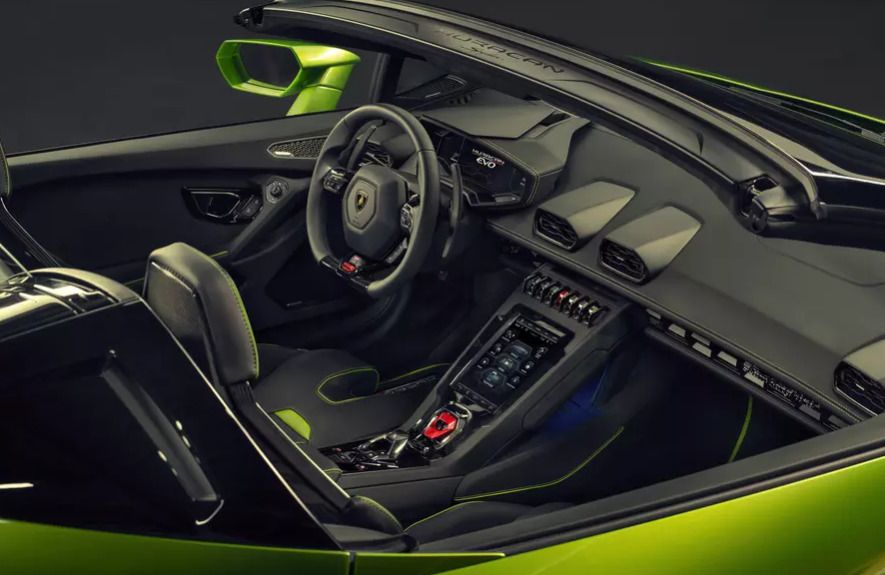 Lamborghini презентував новенький кабріолет. З місця до «сотні» суперкар розганяється за 3,1 секунди, до 200 - за 9,3 секунди.