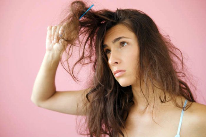 Змініть це негайно: 10 помилок у догляді за волоссям, які погіршують їх стан. Вивчіть основні звички, що ушкоджують волосся, які необхідно змінити як можна швидше.