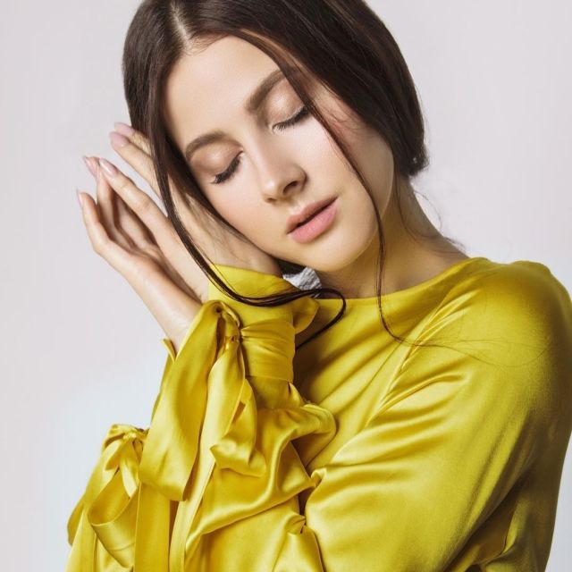 Екс-солістка "ВІА Гри" презентувала свій перший відеокліп. Анастасія Кожевнікова випустила першу сольну роботу на пісню "Любити тебе".