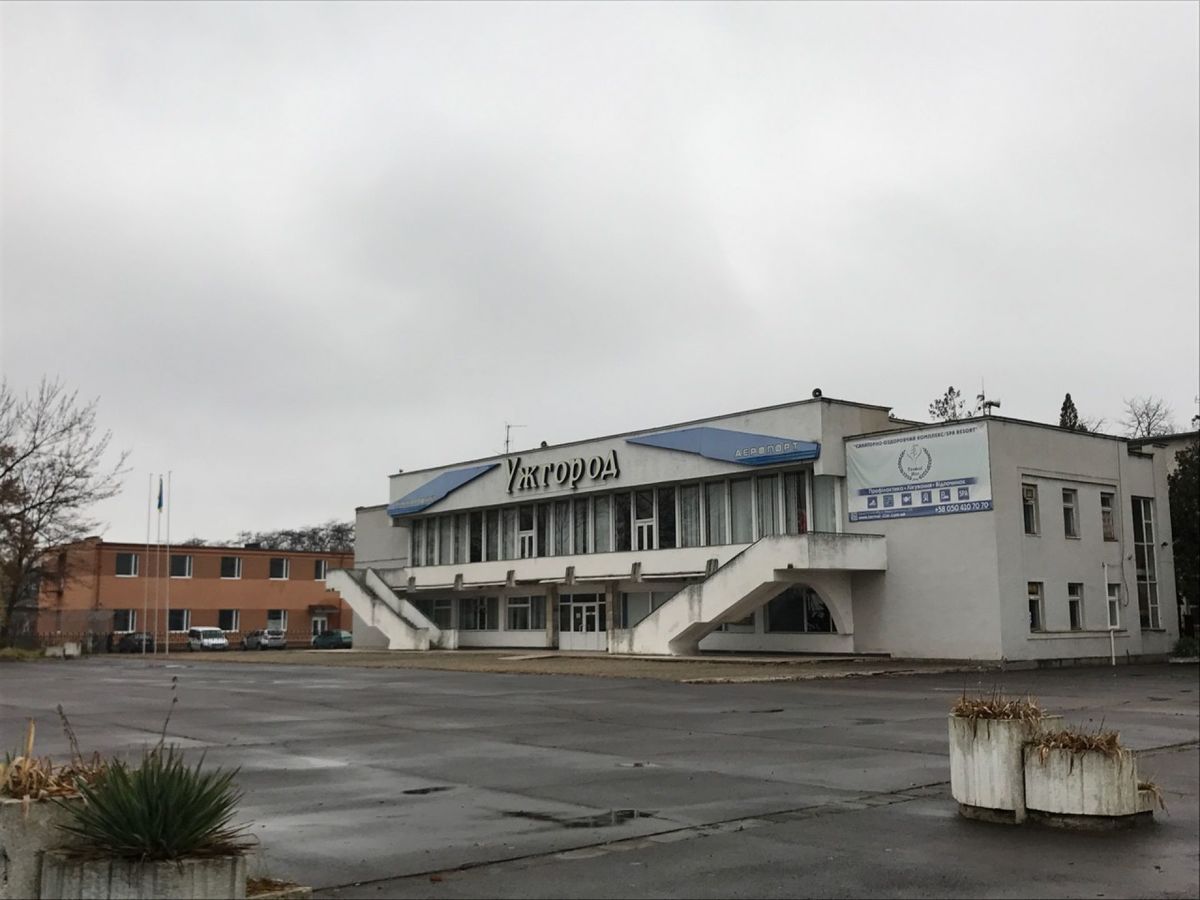 Аеропорт «Ужгород» у березні відновить прийом рейсів після тривалої перерви. Петро Порошенко заявив, що після переговорів з президентом Словаччини буде відновлена робота аеропорту Ужгорода.