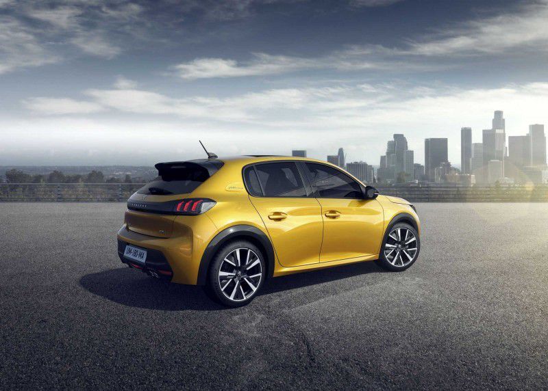 Автовиробник презентував новий Peugeot 208. Peugeot почне приймати замовлення на нові 208 з кінця березня, а перші поставки обіцяють наприкінці літа цього року.