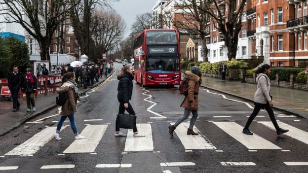 Гальмують всі: в Англіїї встановили 3D-зебру. Переходити дорогу на пішохідному переході завжди нервово, водії то не пропускають, то сигналять. Але у Великобританії знайшли, як вирішити цю проблему.