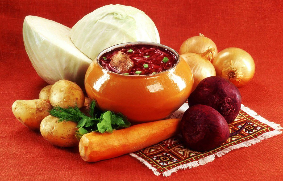 На українських ринках несподівано подешевшали овочі борщового набору. Картопля, буряк і морква за тиждень впали в ціні на 6-20%.