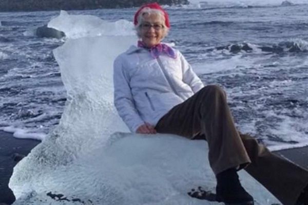 Бабусю, яка позувала на айсбергу, віднесло у відкрите море. Хвиля що набігла в цей час понесла крижину разом з жінкою в море.
