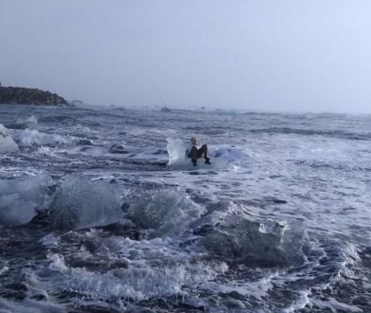 Бабусю, яка позувала на айсбергу, віднесло у відкрите море. Хвиля що набігла в цей час понесла крижину разом з жінкою в море.