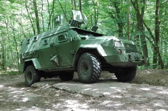 В Україні випробували новий бронеавтомобіль Барс-8. Новий бронеавтомобіль будуть застосовувати в умовах бойових дій для транспортування особового складу та вантажів.