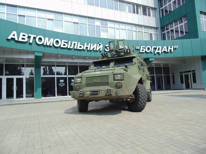 В Україні випробували новий бронеавтомобіль Барс-8. Новий бронеавтомобіль будуть застосовувати в умовах бойових дій для транспортування особового складу та вантажів.