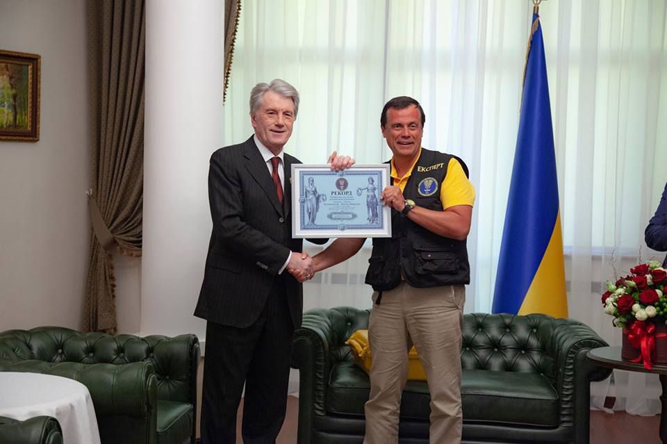 Віктор Ющенко встановив світовий рекорд за кількістю зібраних рушників. У Ющенко є 5730 українських рушників.