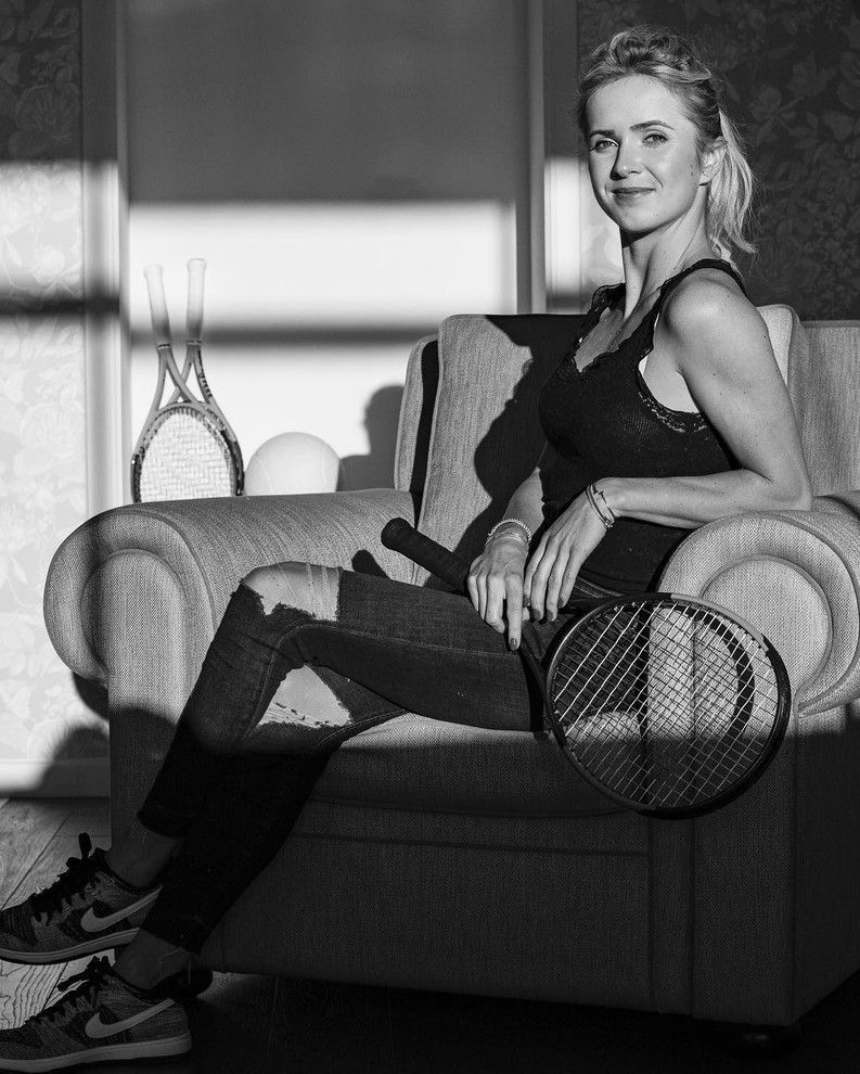 Ці фото Еліни Світоліної, першої ракетки України, подарують чудову можливість намилуватися нею, причому коли вона не на роботі. Тенісистки так швидко переміщуються по корту, що розглянути їх ой як непросто.