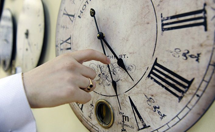 У ЄС відклали відмову від переведення годинників ще на два роки. Депутати прийшли до висновку, що спочатку треба вирішити, за яким часом жити – літнім або зимовим, а потім скасовувати переведення.