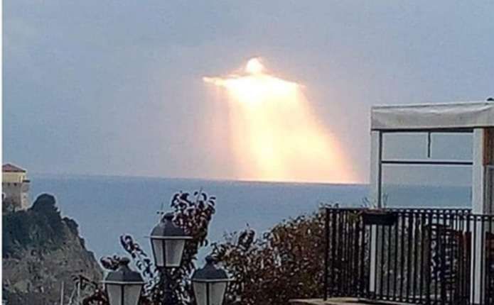 Неймовірне видовище у небі над Італією: людству явився Христос. Італієць зняв у небі світіння під час заходу сонця, схоже на людину.