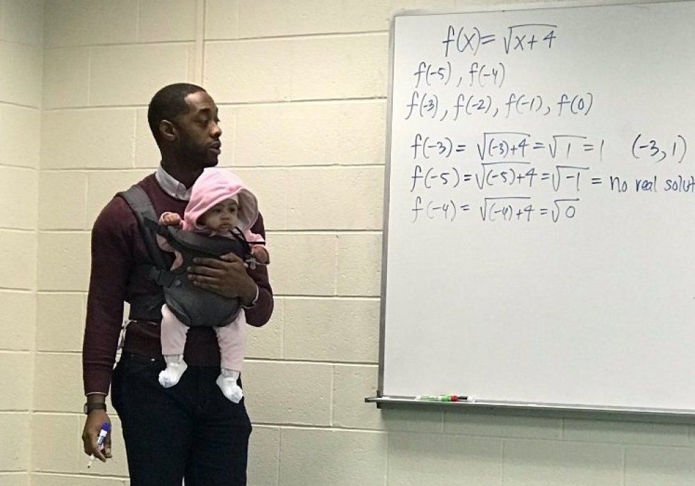 Професор одного із університетів США забрав у студента дитину під час лекції. Ми розповімо вам про дивний вчинок цього викладача.
