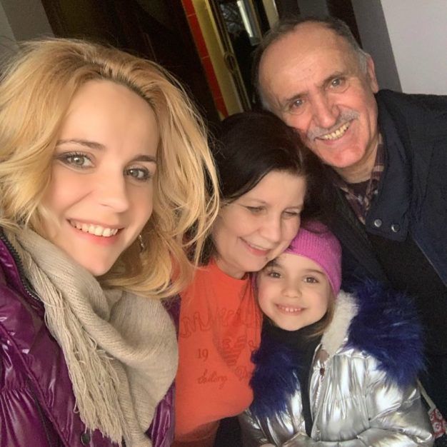 Українська актриса Лілія Ребрик показала приємну сімейну фотографію. Нещодавно на своїй сторінці в Instagram телеведуча поділилася знімком зі своїми батьками і дочкою Діаною.