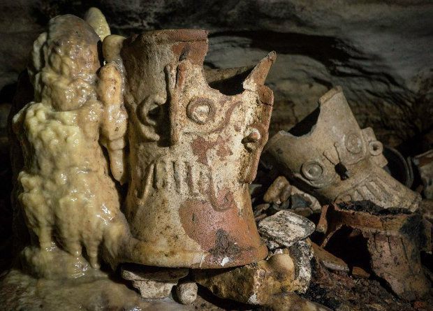 У печерах Мексики знайшли тисячолітні артефакти майя. Серед них були курильниці і судини з поховальними дарами.