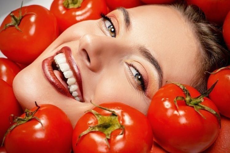 Маски з помідорів ефективно усувають висипання на шкірі - і все завдяки саліциловій кислоті у складі. Протираючи шкіру перед сном скибочкою помідора, ви через місяць позбудетеся від прищів. ​.