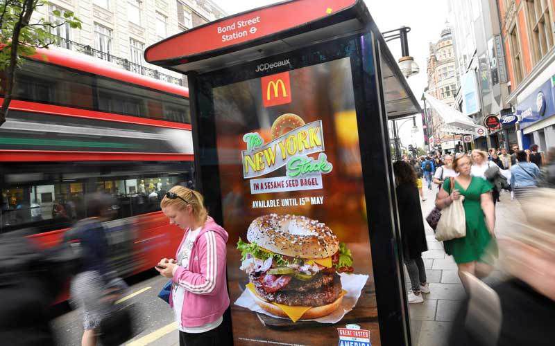 У Лондоні заборонили рекламу на фастфуд в громадському транспорті. Чиновники вважають, що такий крок допоможе знизити кількість людей з ожирінням.