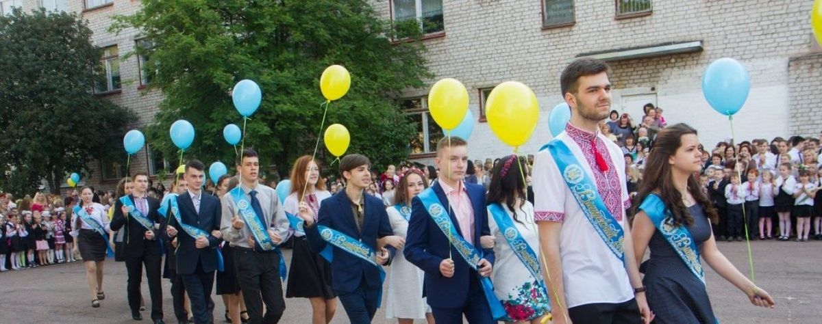 Відтепер випускники шкіл замість атестату будуть отримувати свідоцтво єдиного зразка. Після 4-го класу українські школярі будуть також отримувати свідоцтво про здобуття початкової освіти.